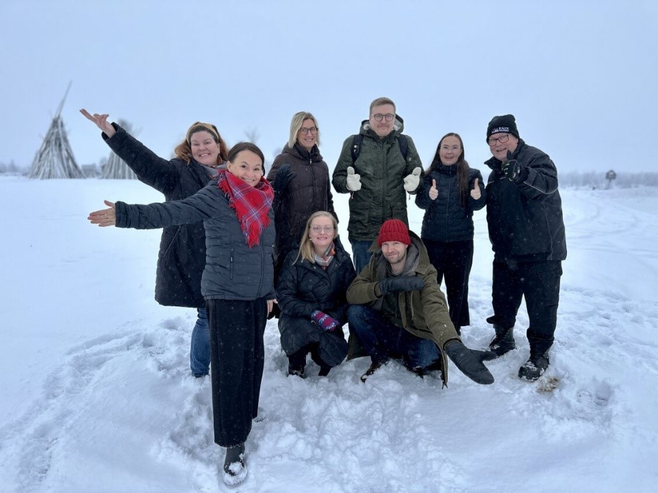 Hankepartnereiden tapaaminen Buletjávrin kauniissa maisemissa Kautokeinossa. (Takarivi: Suvi King, Helena Andersson, Jukka Vuorela-Morottaja, Maren Nystad, Anders Durvall. Eturivi: Anne Lajla Utsi, Tiina Jäppinen, Erkki Feodoroff.)